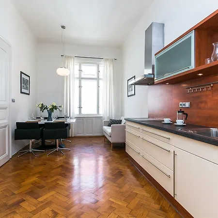 Modern On Bilkova Street With Balcony براغ