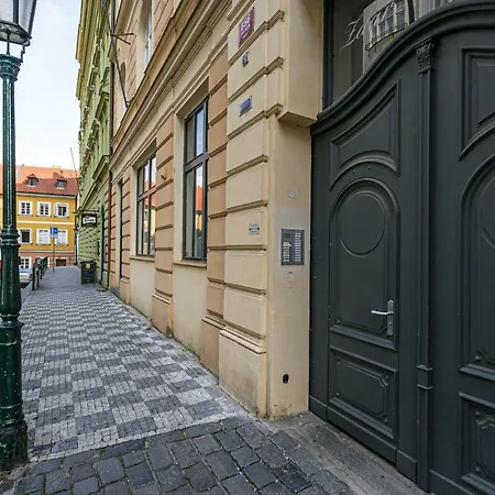 아파트 Modern On Bilkova Street With Balcony *